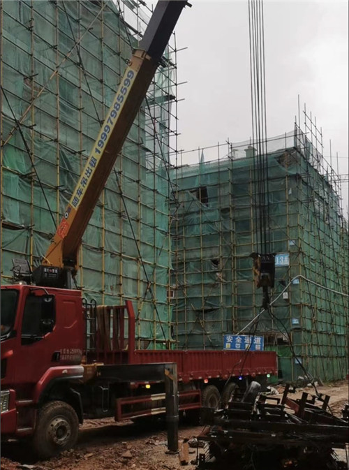 平塘县“慢工细活”—— 吊车的 “微动控制” 技术